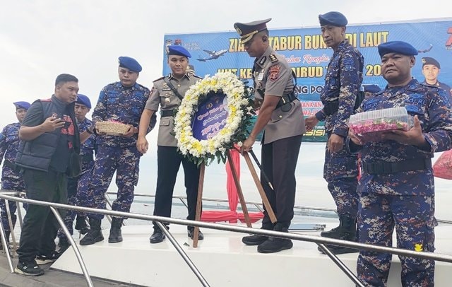 Polres Bontang Ziarah Tabur Bunga di Laut untuk Peringati HUT ke-74 Polairud