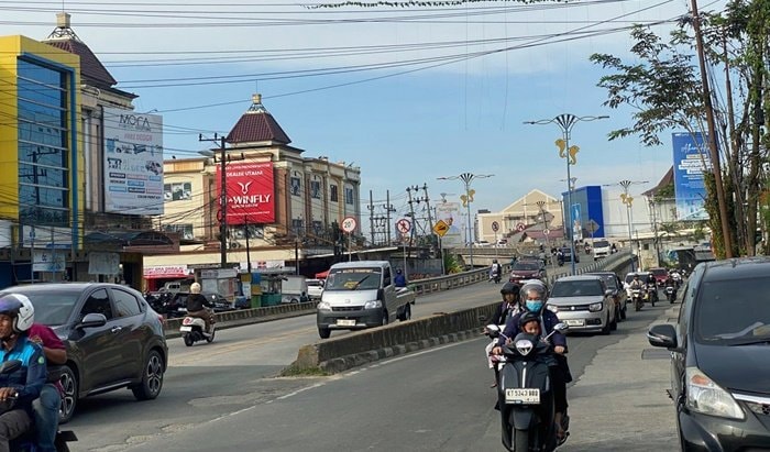 Bikin Resah! Flyover Juanda Samarinda Dilewati Truk Bermuatan Besar Malam Hari
