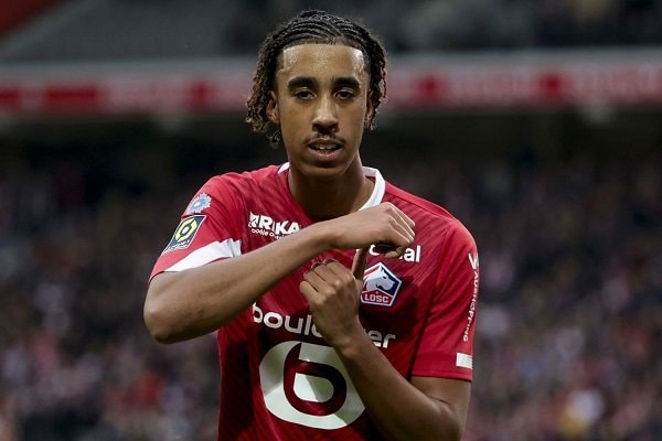 Manchester United Amankan Leny Yoro, Proses Transfer Memasuki Tahap Akhir