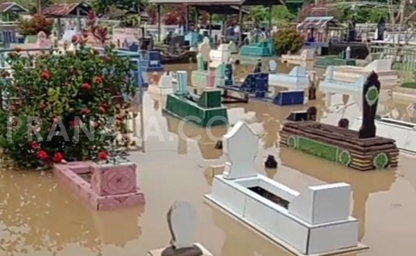 Banjir Rob Rendam Kuburan di Bontang Kuala Kaltim, Warga Telat Kerja