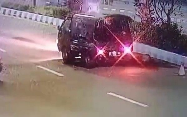 Penyapu Jalan Depan Kantor Gubernur Kaltim Ditabrak Pikap, Dompet dan Ponsel Dicuri