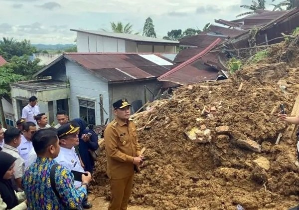 Wagub Kaltim Tinjau Lokasi Longsor di Samarinda, Janjikan Rumah Baru untuk Korban