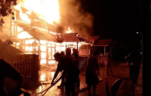 Kebakaran Tengah Malam di Tenggarong Kukar, 1 Rumah Ludes Dilalap Api