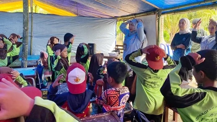 Terganjal Lahan, Siswa SD di Berau Bertahan Belajar di Bawah Terpal Lapis Kayu