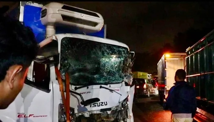 Detik-Detik Truk Fuso Nyelonong di Semayang Balikpapan, 7 Mobil dan 3 Motor Ringsek