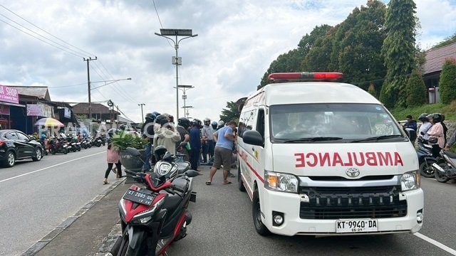 Mobil Tabrak Pengendara Motor di Depan SMKN 1 Bontang, Mobil Langsung Kabur, Kondisi Korban Kritis