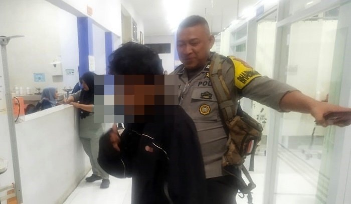 Bhabinkamtibmas di Pangkep Kawal Warga Diduga ODGJ ke RSUD Makassar