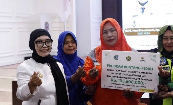 447 Paket Sembako Ramadan untuk Petugas Kebersihan dan Pengurus Makam di Bontang