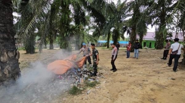 Polres Kukar Bakar Arena Judi Sabung Ayam di Samboja Barat
