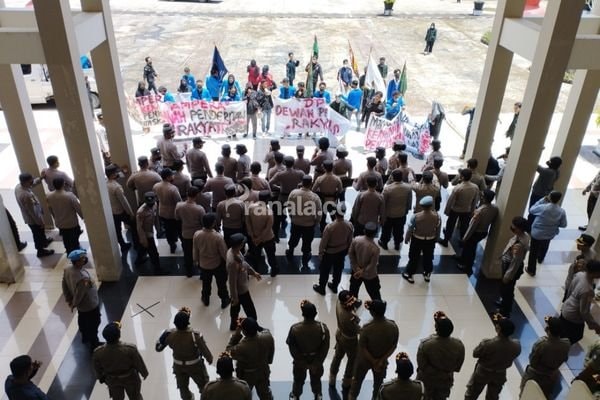Tak Bertemu Wali Kota, Mahasiswa dan Sopir Travel Demonstrasi ke Gedung DPRD Bontang
