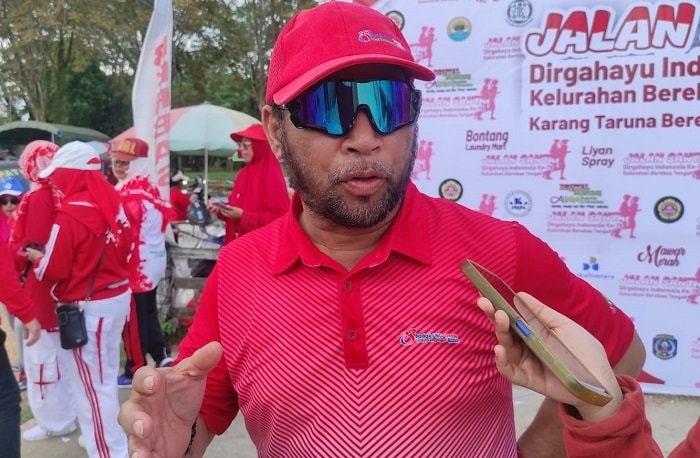 Amir Tosina Acungi Jempol Acara Jalan Sehat Garapan Kelurahan Berebas Tengah