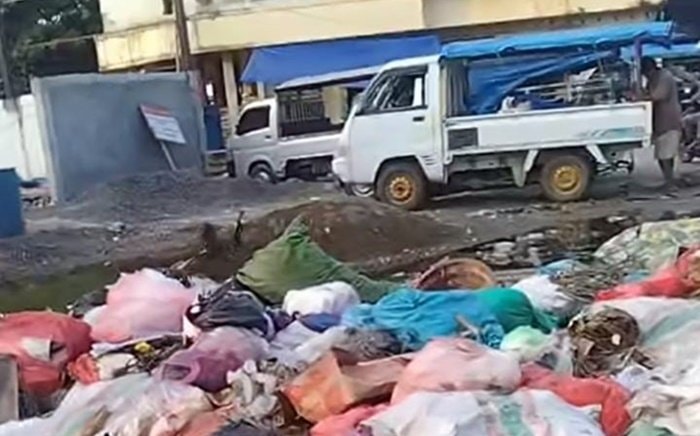 Sampah Menggunung di Pasar Kalibone Pangkep, Warga Keluhkan Bau Menyengat