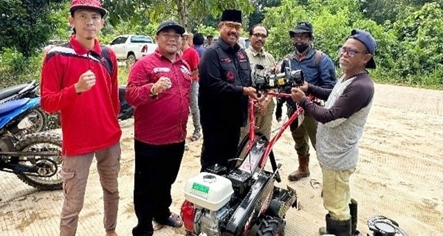 Bikin Petani Lebih Sejahtera, Bupati Kukar Serahkan Alat Pertanian Modern
