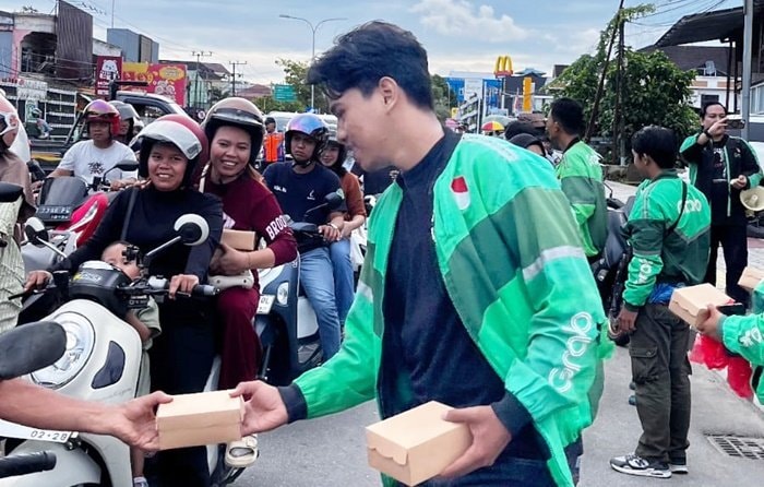 27 Driver Ojol di Bontang Patungan Bagikan 230 Paket Takjil Gratis
