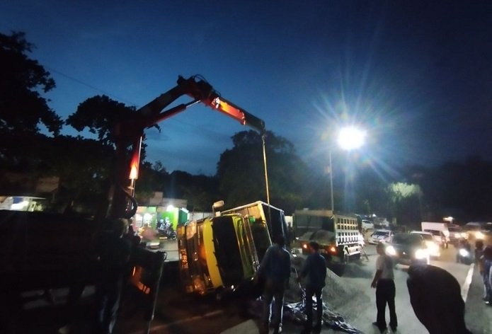 Mesin Mati, Dump Truk Terguling di Jalan Eks Pupuk Raya