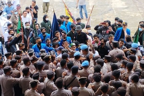 Mahasiswa dan Polisi Saling Dorong, Paksa Masuk Ruang Sidang DPRD Bontang