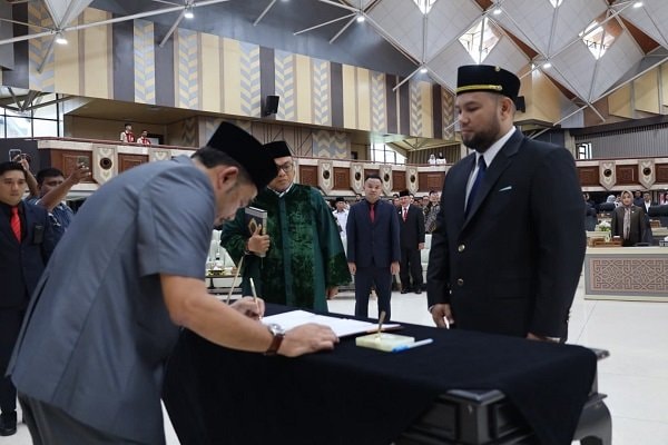 Abdul Giaz Resmi Dilantik sebagai Anggota DPRD Kaltim Gantikan Saefuddin Zuhri