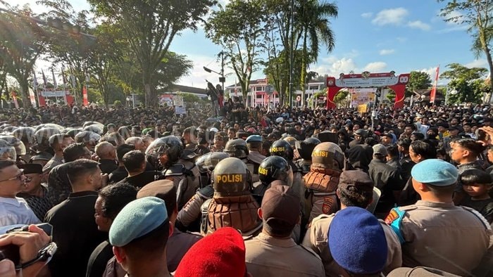 Massa Aksi di Balikpapan Berlangsung Damai, Ditutup Doa, Lilin, dan Bersih-bersih