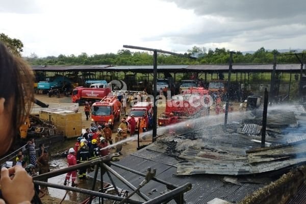 Kobaran Api Lalap Mes Karyawan Jasa Penyewaan Alat Berat di Lengkol