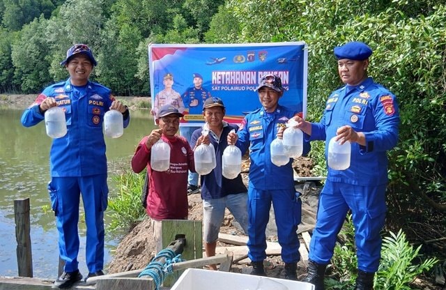 Dukung Ketahanan Pangan, Sat Polairud Tebar Ribuan Benih Udang dan Bandeng