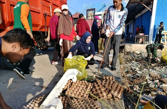Sampah Kepung Pesisir Bontang, Lurah Tanjung Laut Indah Pimpin Aksi Bersih Libatkan Warga