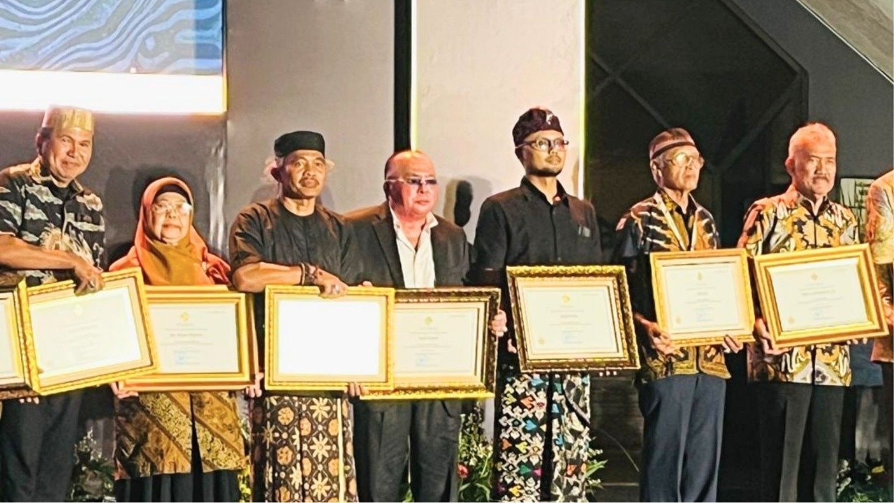 Mantan Bupati Kubar, Ismail Thomas Raih Anugerah Naga Sasra Berkat Perjuangan Selamatkan Mandau