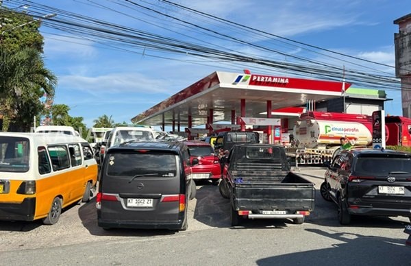Antrean BBM di Balikpapan Capai 1 Kilometer, Pertamax dan Turbo Kosong 2 Hari, Wawali Bagus Kaget