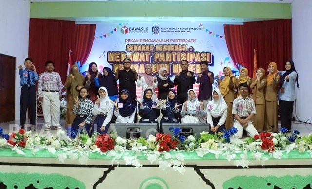 Siswi SMP IT Daarul Hikmah Juara Lomba Puisi Bertema Demokrasi di Bontang