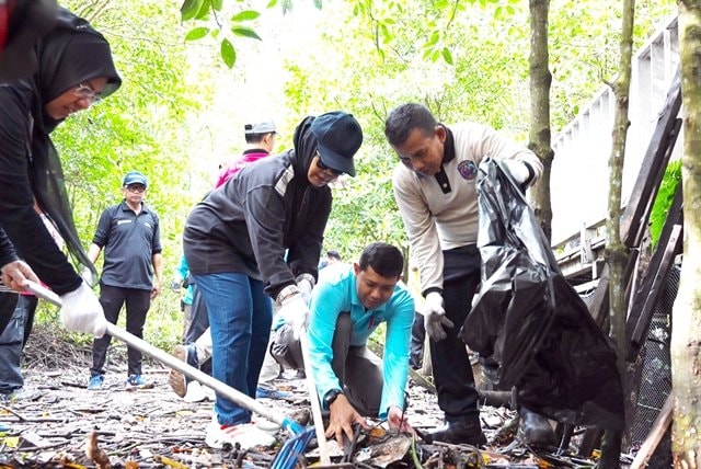 Giat Jumat Bersih, Wali Kota Bontang: Setop Buang Sampah ke Laut!