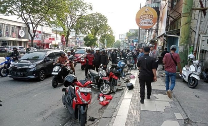 Mobil Tabrak Enam Motor Terparkir di Pinggir Jalan Balikpapan