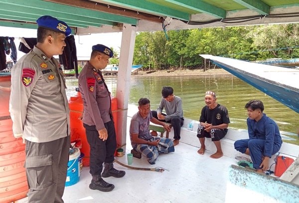 Sat Polairud Polres Bontang Gelar Patroli di TPI Tanjung Limau, Edukasi Nelayan tentang Keselamatan Berlayar