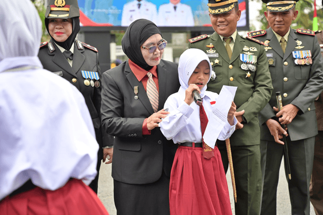 Siswi SD Bontang Hadiahkan Puisi "Bocah Gesit Berbenah" untuk Wali Kota Neni