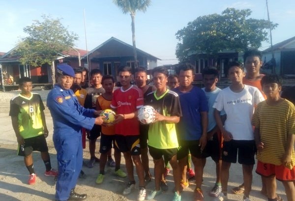Kepedulian Sat Polairud Bontang, Warga Pulau Gusung Dapat Bantuan Sarana Olahraga