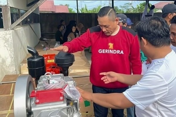 Seno Aji Salurkan Bantuan Mesin Kapal bagi Nelayan di Kutai Kartanegara