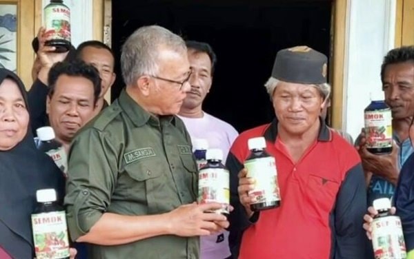Wakil Ketua DPRD Kaltim Silaturahmi ke Petani di Tenggarong, Salurkan Bantuan Pupuk Cair