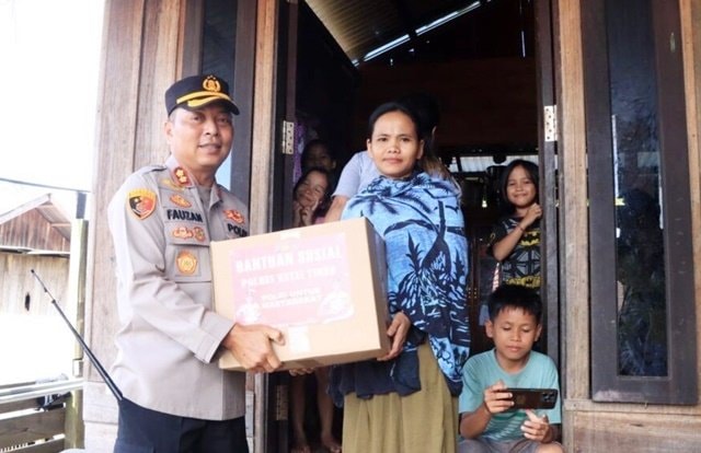 Polres Kutim Salurkan Ratusan Paket Sembako untuk Korban Banjir Muara Wahau