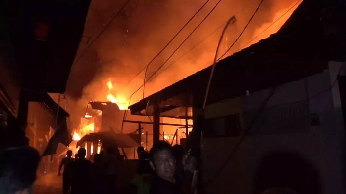 7 Rumah di Pemukiman Padat Penduduk Samarinda Membara Dini Hari