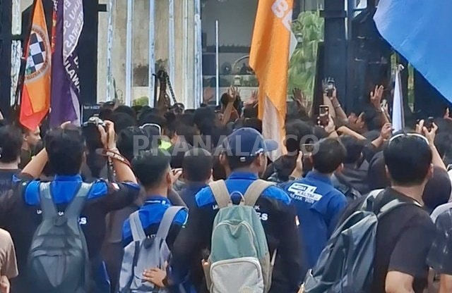 Ribuan Massa Jebol Gerbang DPRD Kaltim, Tuntut Hak Angket