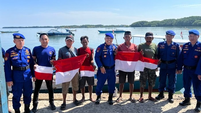 Satpolairud Pangkep Bagikan Bendera Merah Putih ke Nelayan, Semarakkan HUT ke-80 RI dari Laut