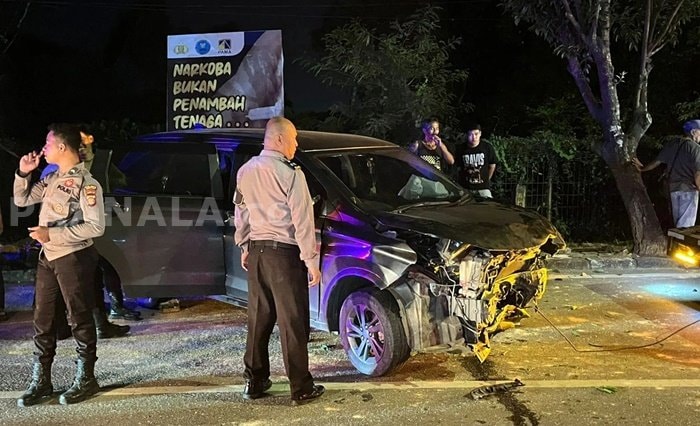 Mobil Tabrak Pohon di Jalan Bhayangkara Bontang, Diduga Pengemudi Mengantuk