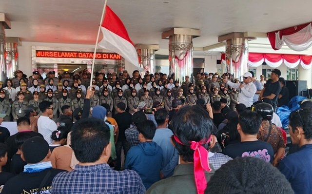 Ratusan Warga Kutai Timur Geruduk DPRD dan Kantor Bupati, Tuntut Keadilan Pembangunan