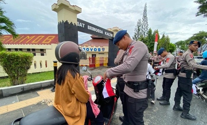 Jelang HUT ke-80 RI, Brimob Kaltim Bagikan 3 Ribu Bendera di Empat Kota