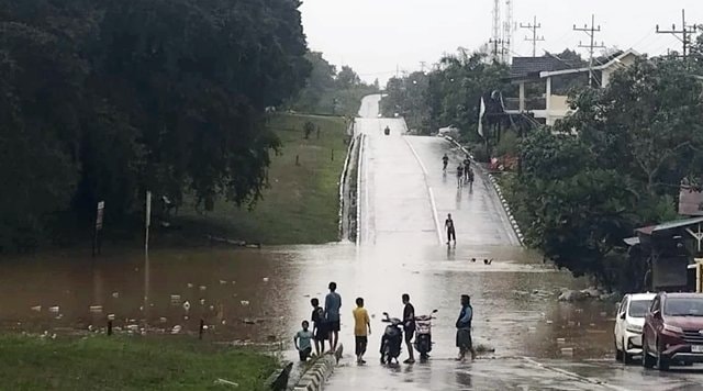Akses Jalan Menuju Pupuk Kaltim Tergenang Banjir