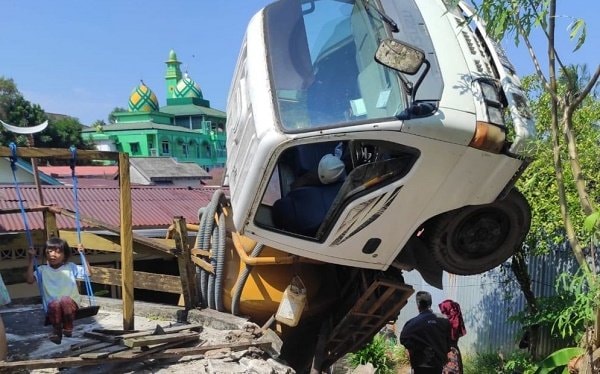 Truk Penyedot Tinja Terguling, Teras Rumah Warga Penuh Kotoran