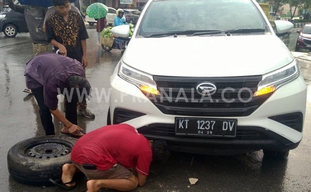 Pecah Ban, Mobil Tabrak Median Jalan di Bontang Tanpa Korban Jiwa