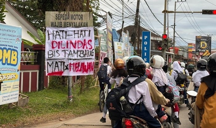 Keselamatan Jalan Dipertanyakan, Warga Kutim Pasang Spanduk Kritik Bus Perusahaan
