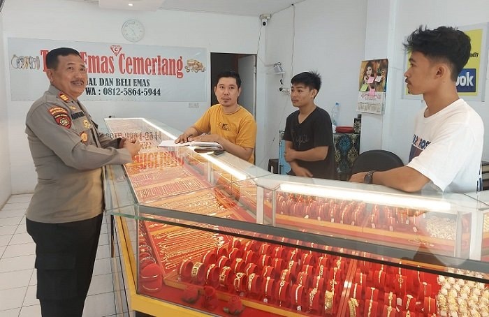 Cegah Perampokan Kembali Terjadi, Kapolsek Turun Langsung Beri Imbauan ke Pemilik Toko Emas