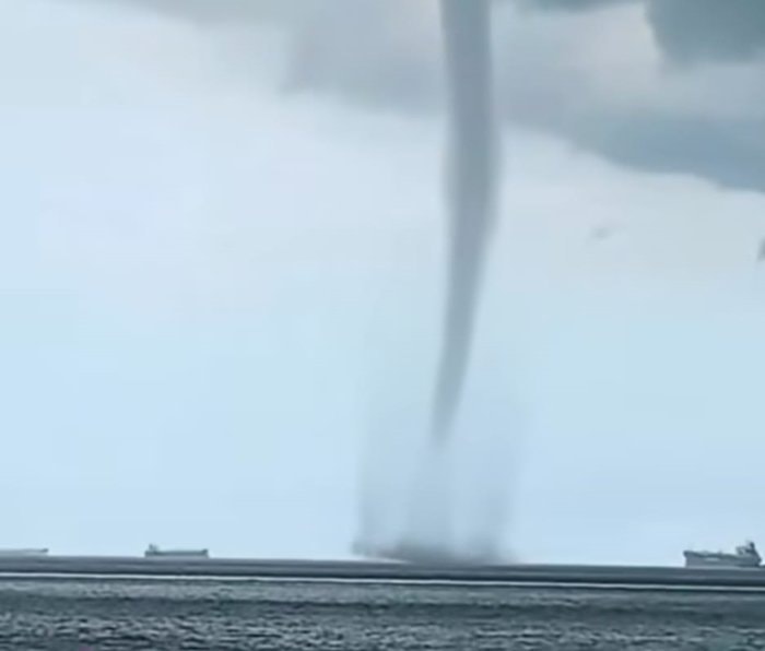Pusaran Angin Muncul di Teluk Balikpapan Kaltim, BMKG: Itu Waterspout, Bukan Puting Beliung