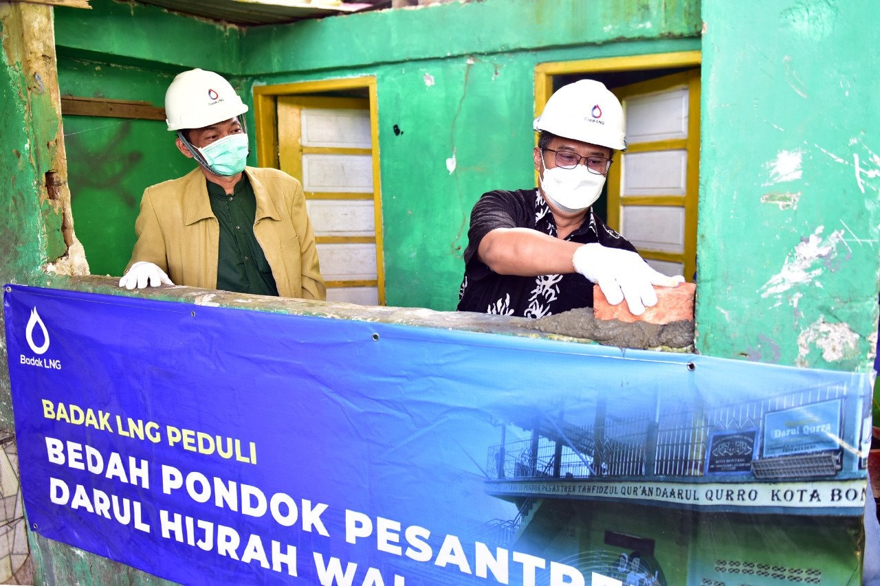 Badak LNG Peduli; Salurkan Ribuan Paket Makanan dan Bedah Pondok Pesantren