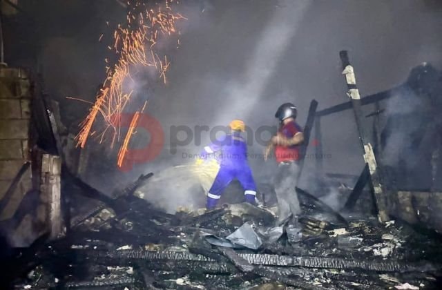 Api Diduga Muncul dari Lantai Dua, Tiga Rumah di Balikpapan Barat Hangus Terbakar
